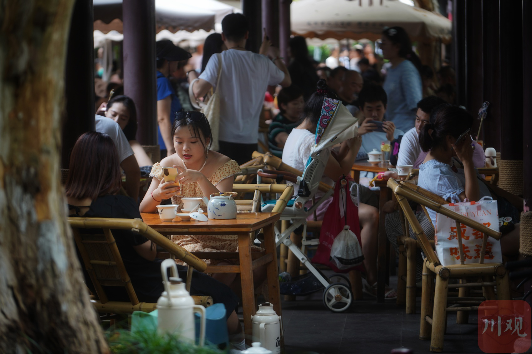 c视频︱深谙成都生活 外地客在百年鹤鸣茶社感受惬意生活