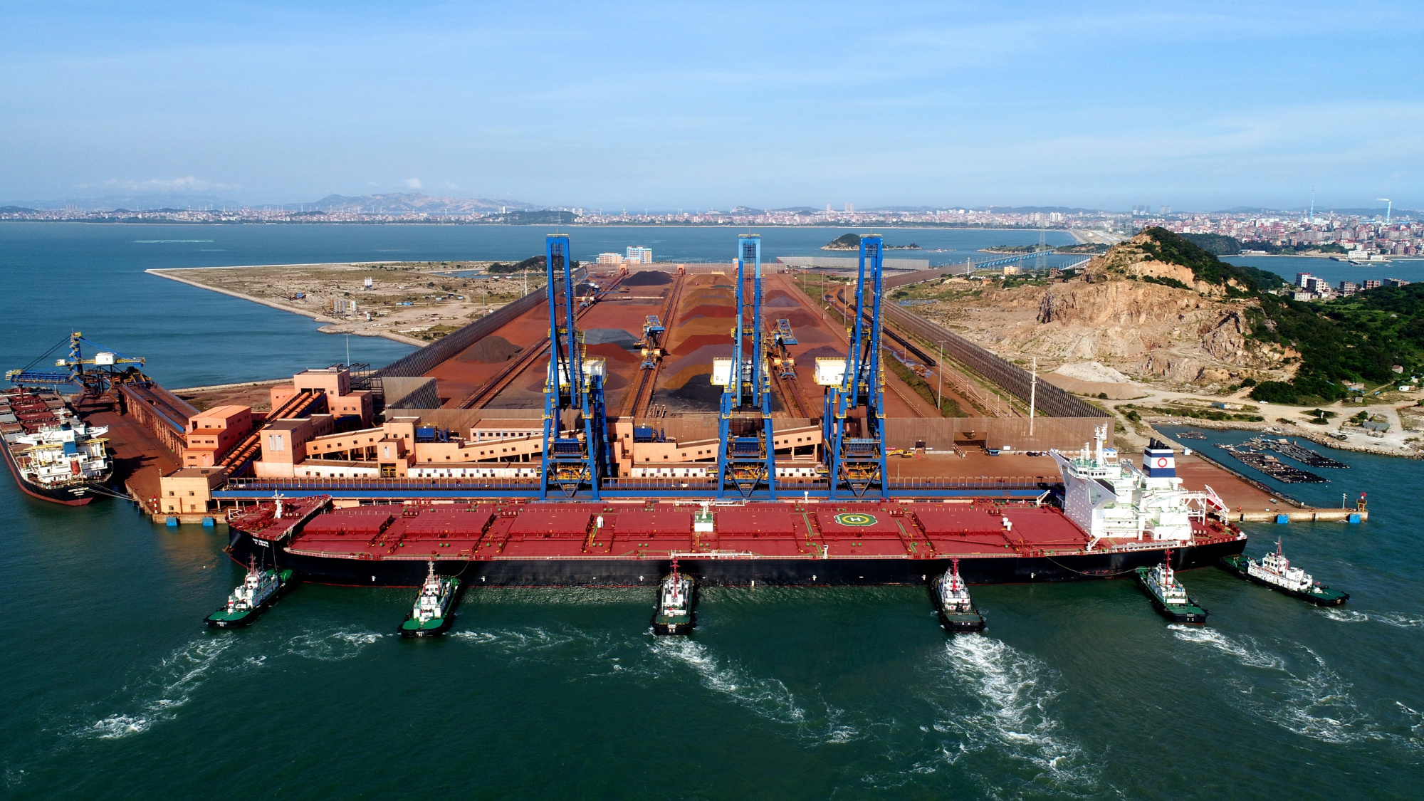 12小时:湄洲湾港开启40万吨铁矿石码头运营新纪元