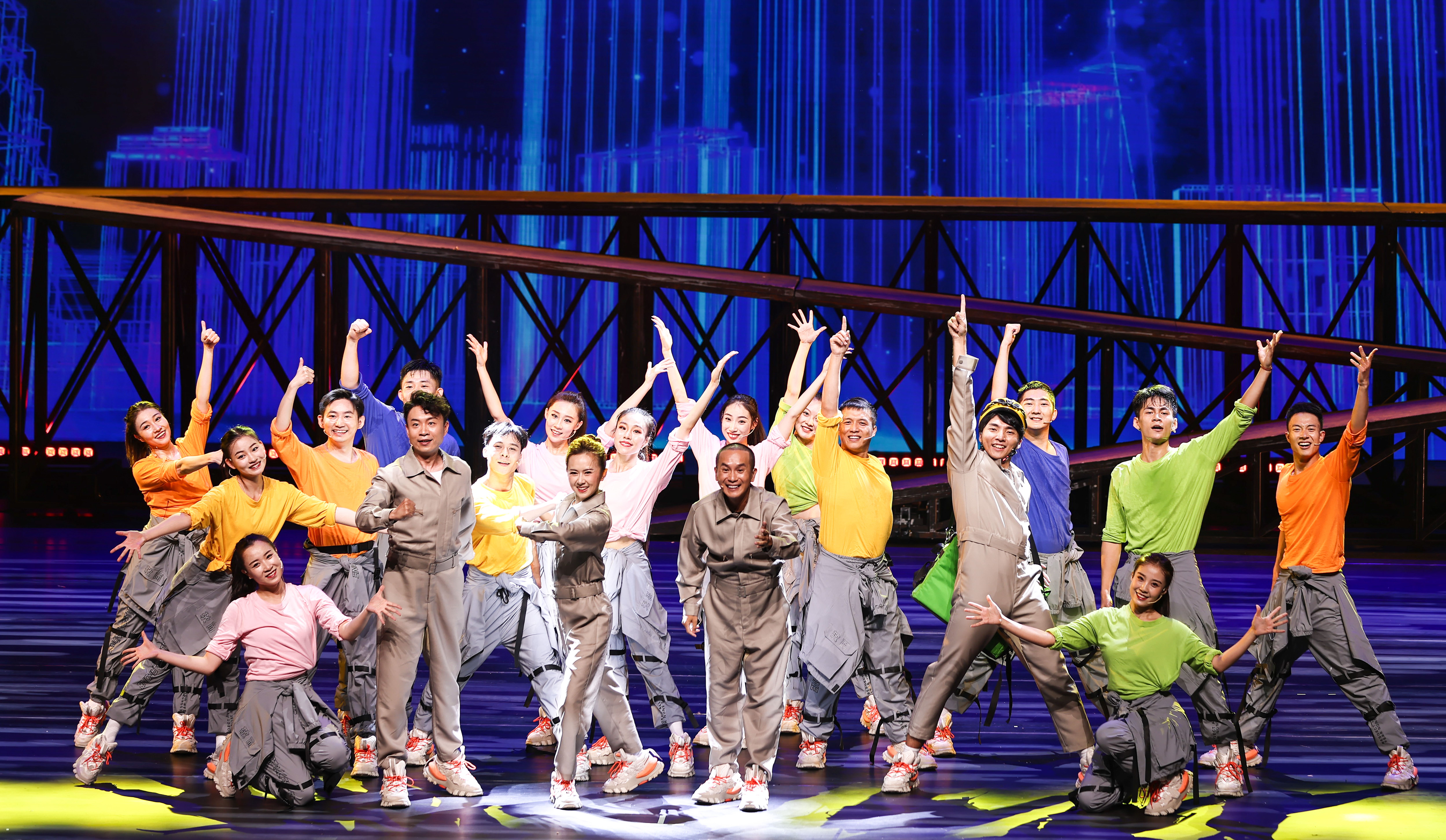 是一部献给劳动者的奋斗史诗,整台演出由序《劳动畅想曲》,一幕《奋起