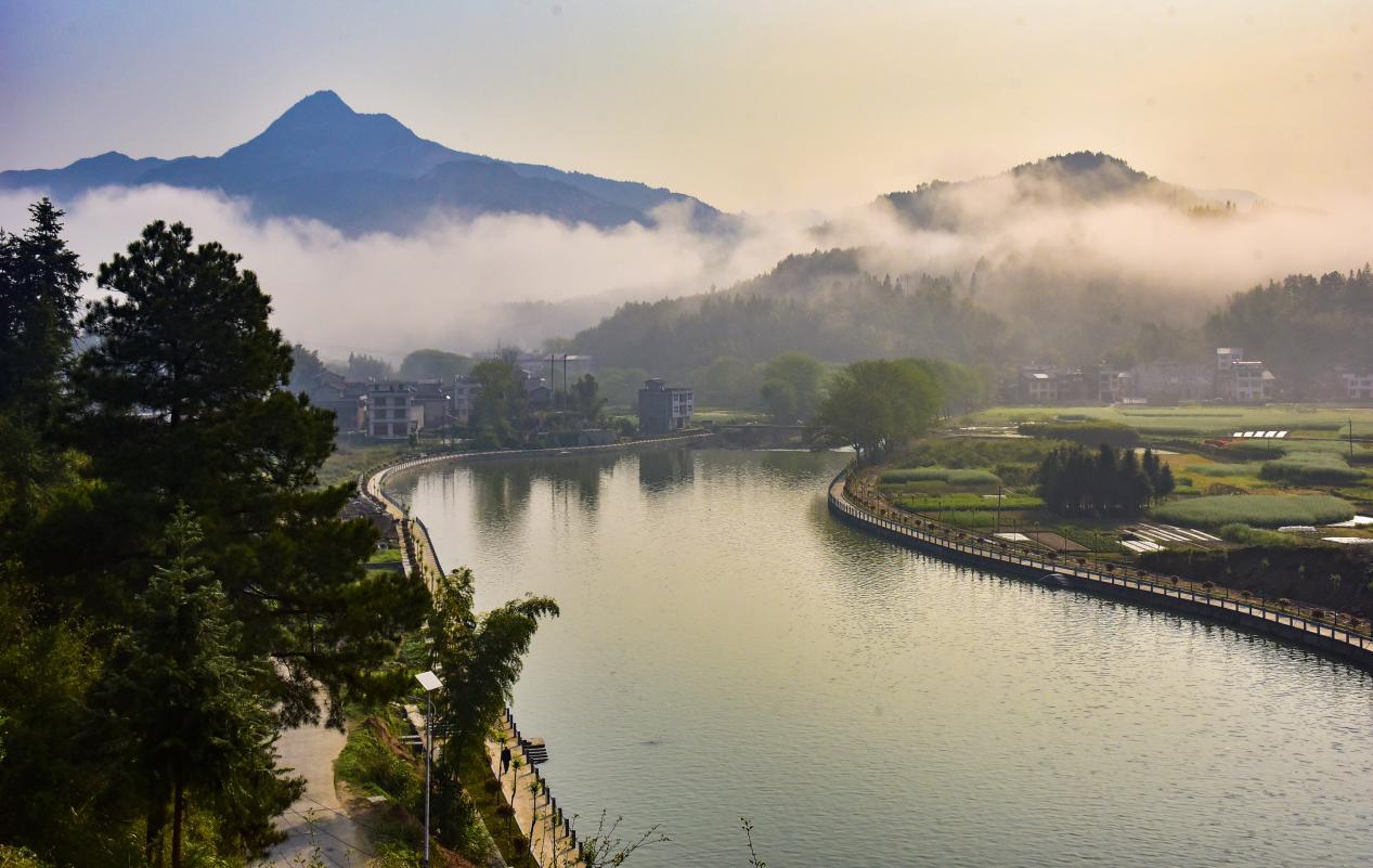 溆浦龙潭镇:全面推进河长制大力开展复苏河湖生态环境行动