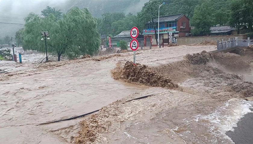 京津冀强降雨|门头沟2人遇难,房山居民:大石河洪水很大,有车被冲进