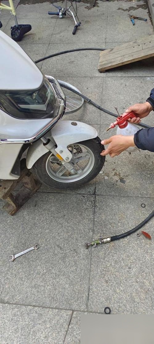 电动车轮胎被钉子扎了补胎还是换胎?