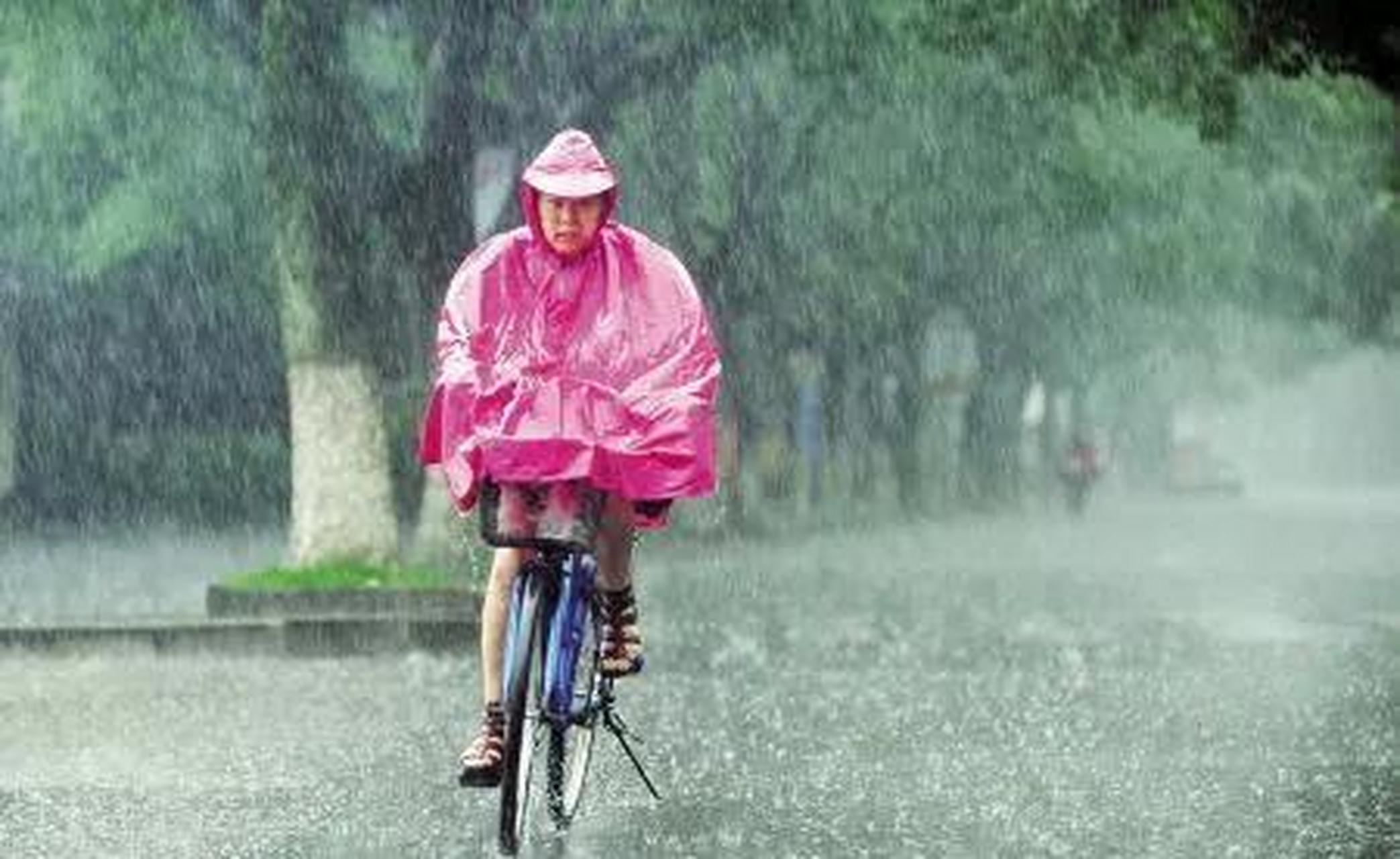 昨正雨浓爱今非 尚忆谁借新雨披 灯华相对心递语 寒梦一惊有谁依
