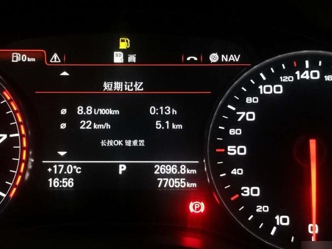 这种情况通常在打开车辆前盖后出现,并且查看电子油表时会收到相应的
