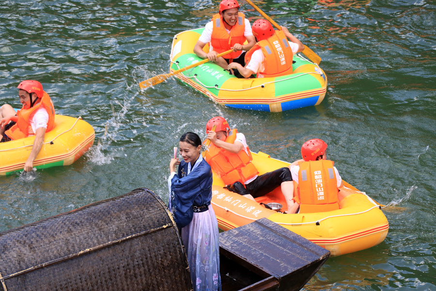 河南仰韶仙门山:调皮的游客在漂流中玩出这一幕
