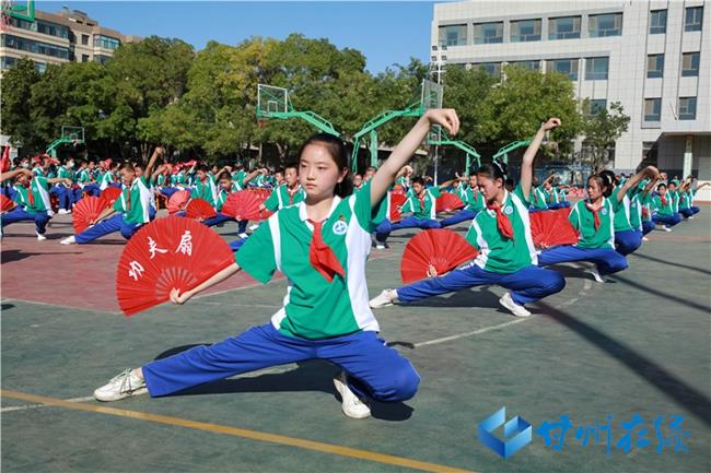 张掖四中举行初一年级队列队形及功夫扇展示活动