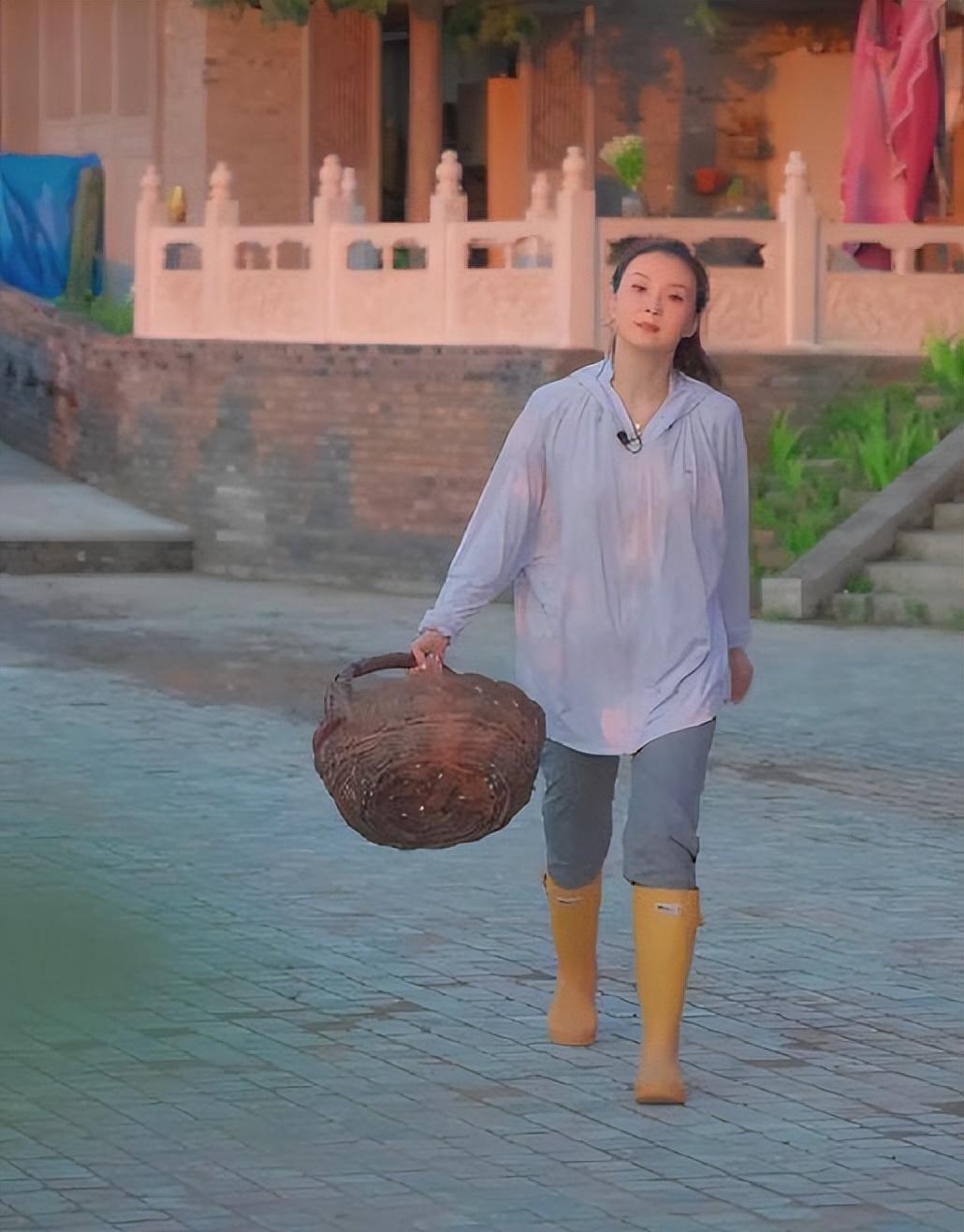 "晴格格"王艳,23岁嫁二婚富豪,婚后跪着洗脚,儿子辱骂,值吗