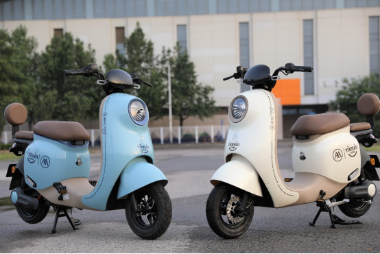 此次爱玛科技集团为本届夏季达沃斯论坛提供的两轮电动车成为了论坛上