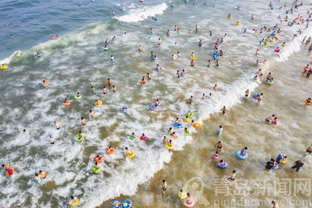 金沙滩海水浴场 五颜六色数不清的游泳圈像不像甜甜圈