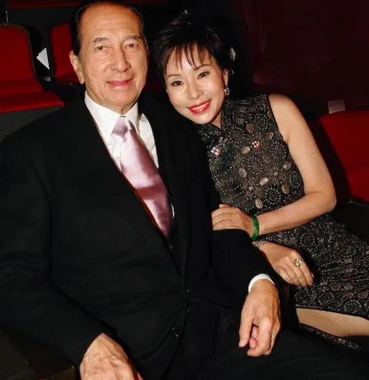 虽然是姨太太,但是赌王的三太陈婉珍年轻的时候,还真有几分温婉端庄的