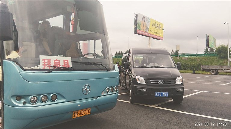 险象环生!记者亲历佳木斯至拜泉长途客车线7小时倒了四趟车,超员加