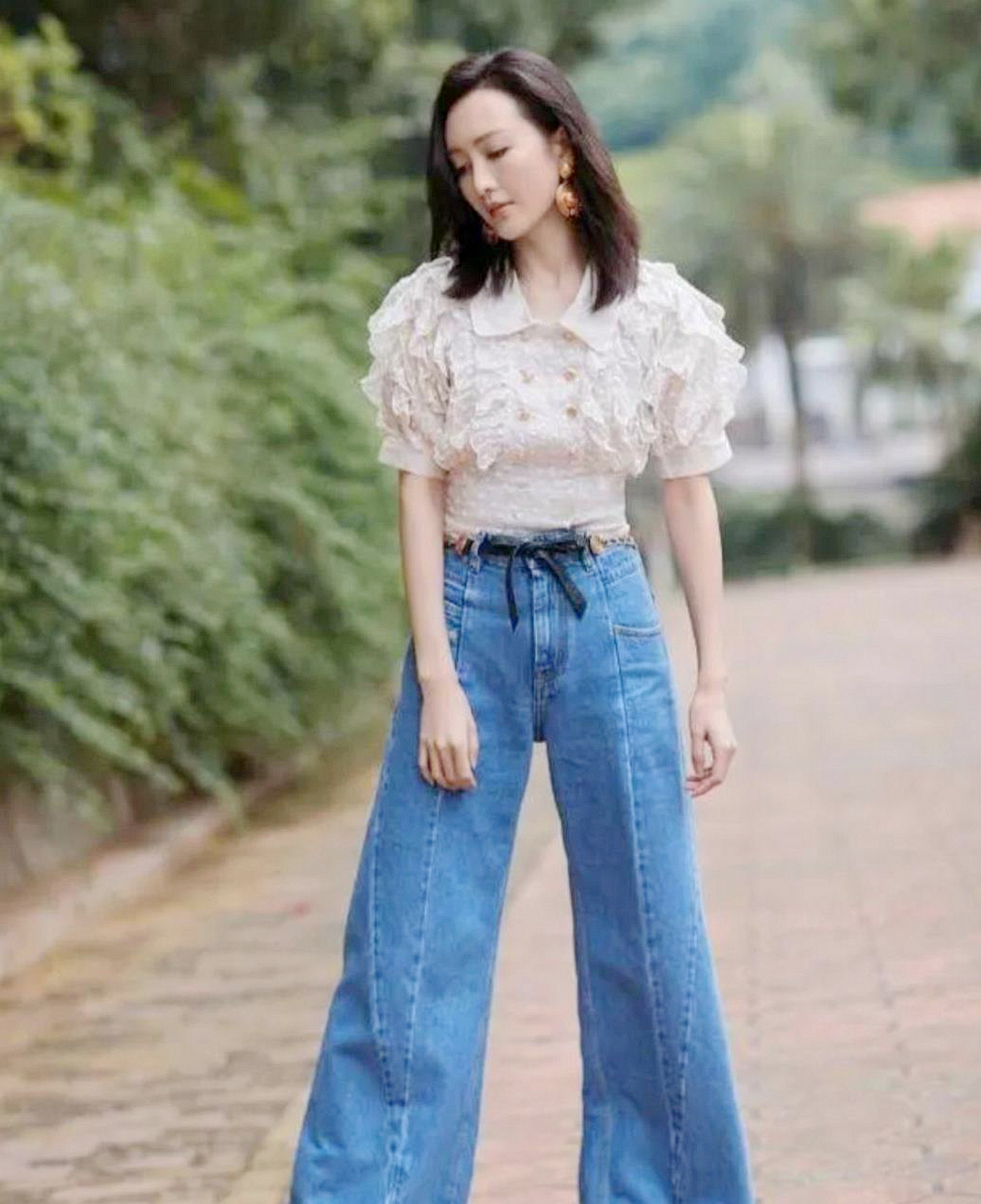王鸥身穿白色上衣和牛仔裤,显瘦又漂亮又青春洋溢!