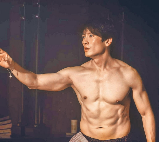 不老男神!池晟新作《恶魔法官》大秀肌肉