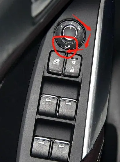 欧尚x7后视镜折叠开关在哪?