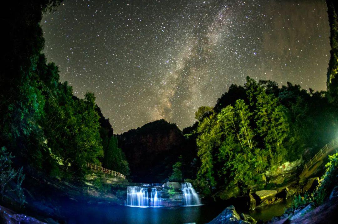 "迟迟钟鼓初长夜,耿耿星河欲曙天 江津山川锦绣 拥有不少仰望星空的