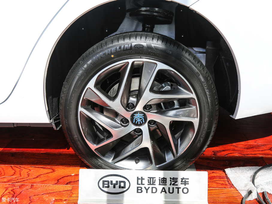 比亚迪秦是使用的什么轮胎的,气压上面是多少?