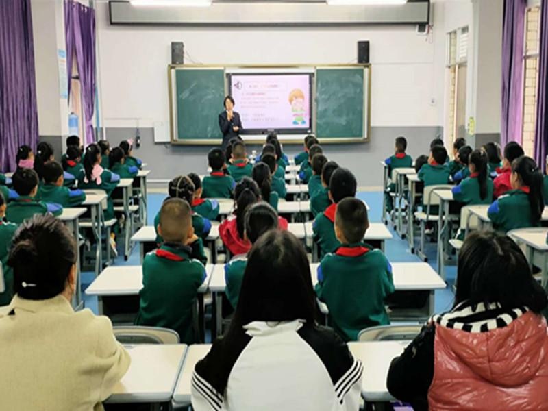 印江一小:抓早抓小法治教育