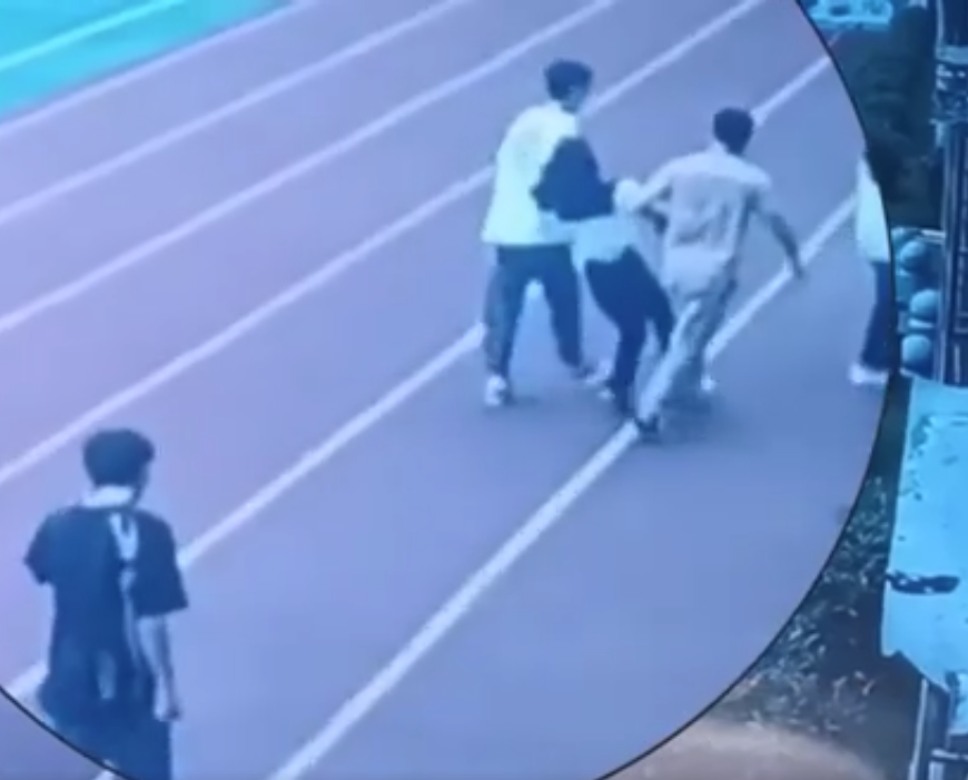 湖南女老师逃课被学生抓回教室,浑身写满抗拒,挣扎模样让人爆笑