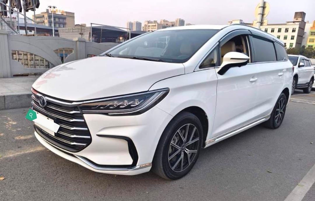 比亚迪宋新能源七座商务车