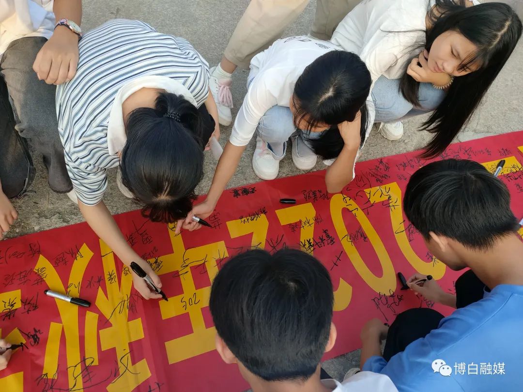 亚山二中:法治进校园,为青春护航