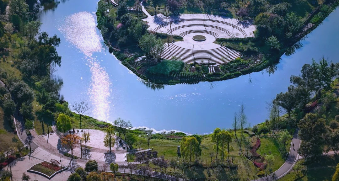 桃花溪焕新颜,水清岸美成新景