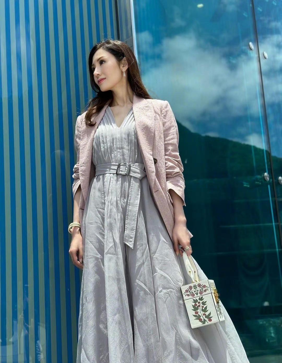 李嘉欣穿搭惊艳教堂,潮流纱裙配高筒靴震撼全场