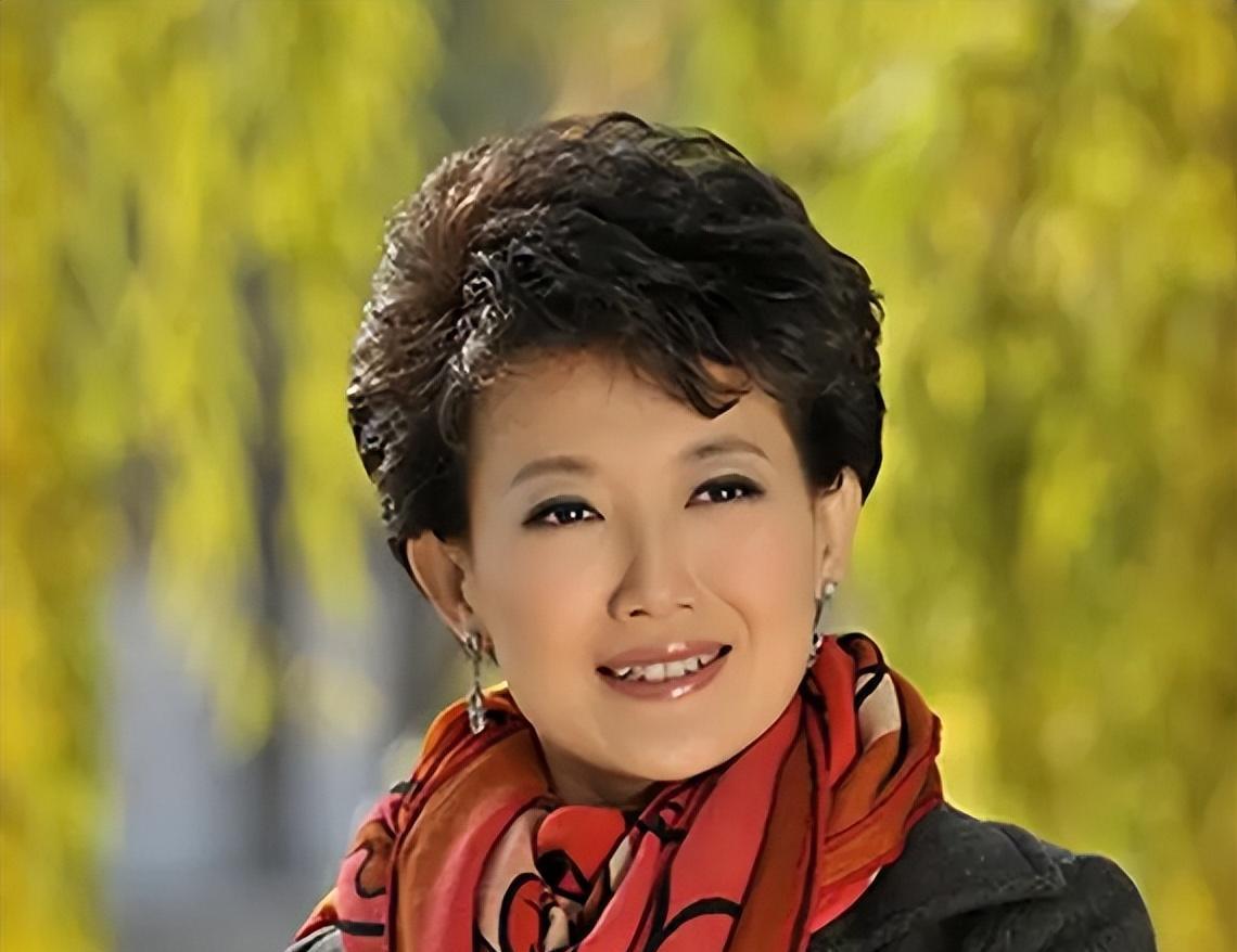 央视著名主播梁艳:生活中热心做红娘,自己51岁仍未婚