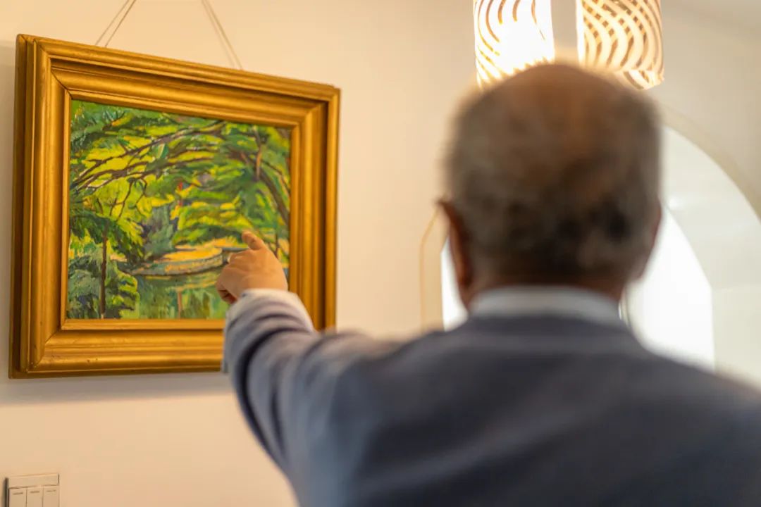 "这个画是画的兰大当时的女生楼",马力指着挂在走廊的画介绍道,"这个