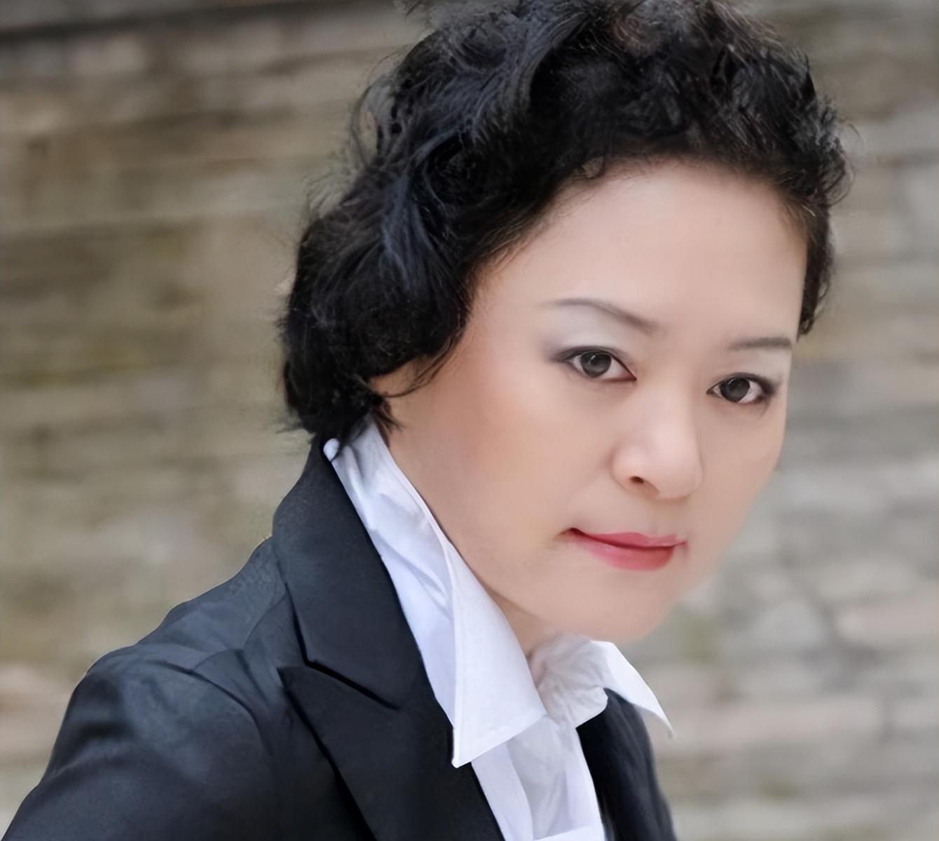 打败韦唯毛阿敏,却被亲弟弟砸成脑震荡,一代歌后沦为保姆求生