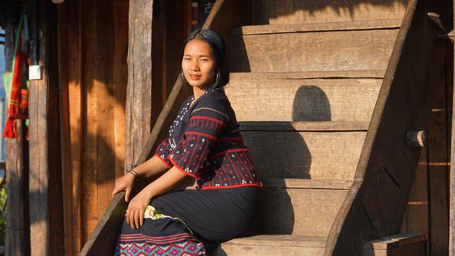 中缅边境的月亮古寨,遇见20万粉丝的佤族美女