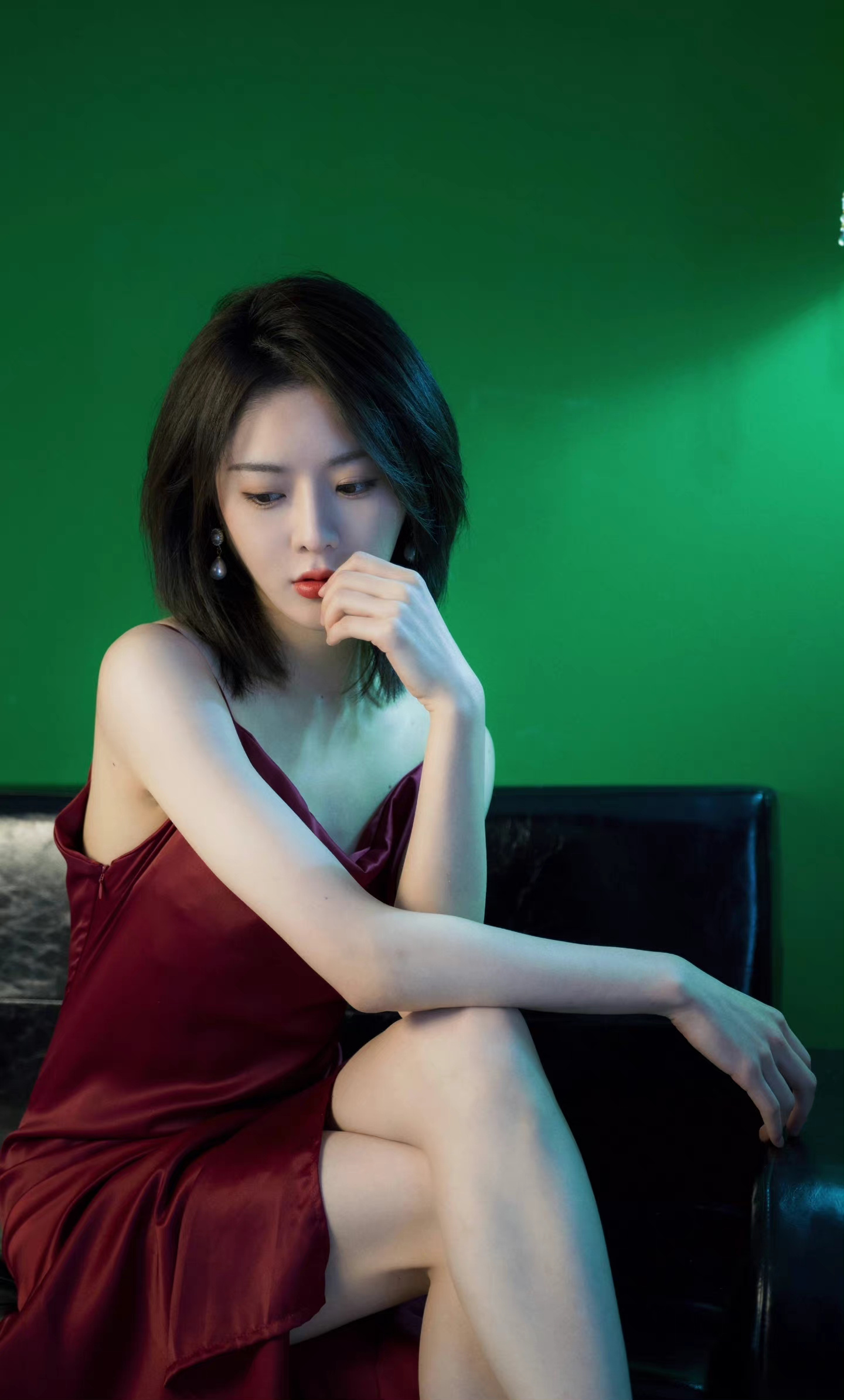 明星写真:莫寒红色吊带抹胸长裙时尚摄影,率性短发精致小女人