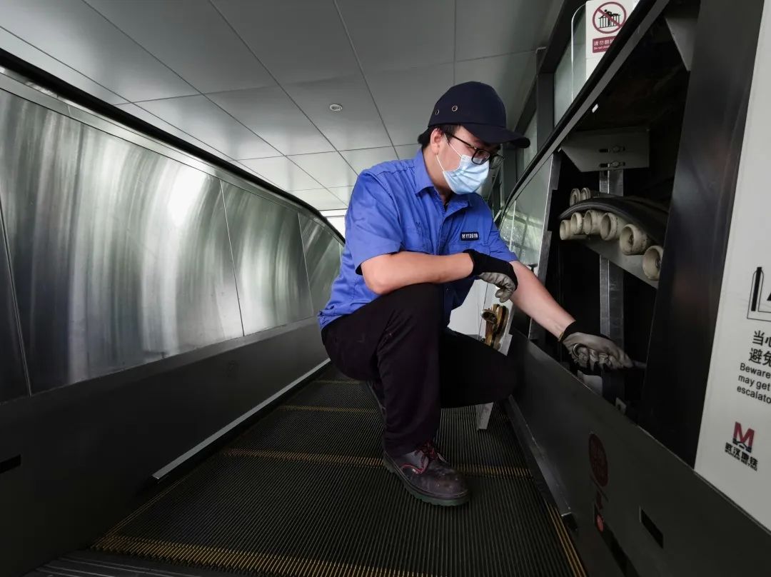 武汉地铁全线网开展电梯设备自检年检