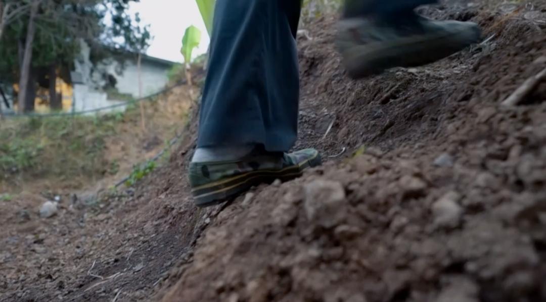 人物丨一双铁脚板,25年走坏40多双解放鞋