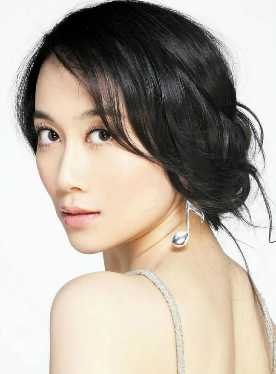 温峥嵘~出生于1978年11月2日贵州贵阳;2001年毕业于北京电影学院表演