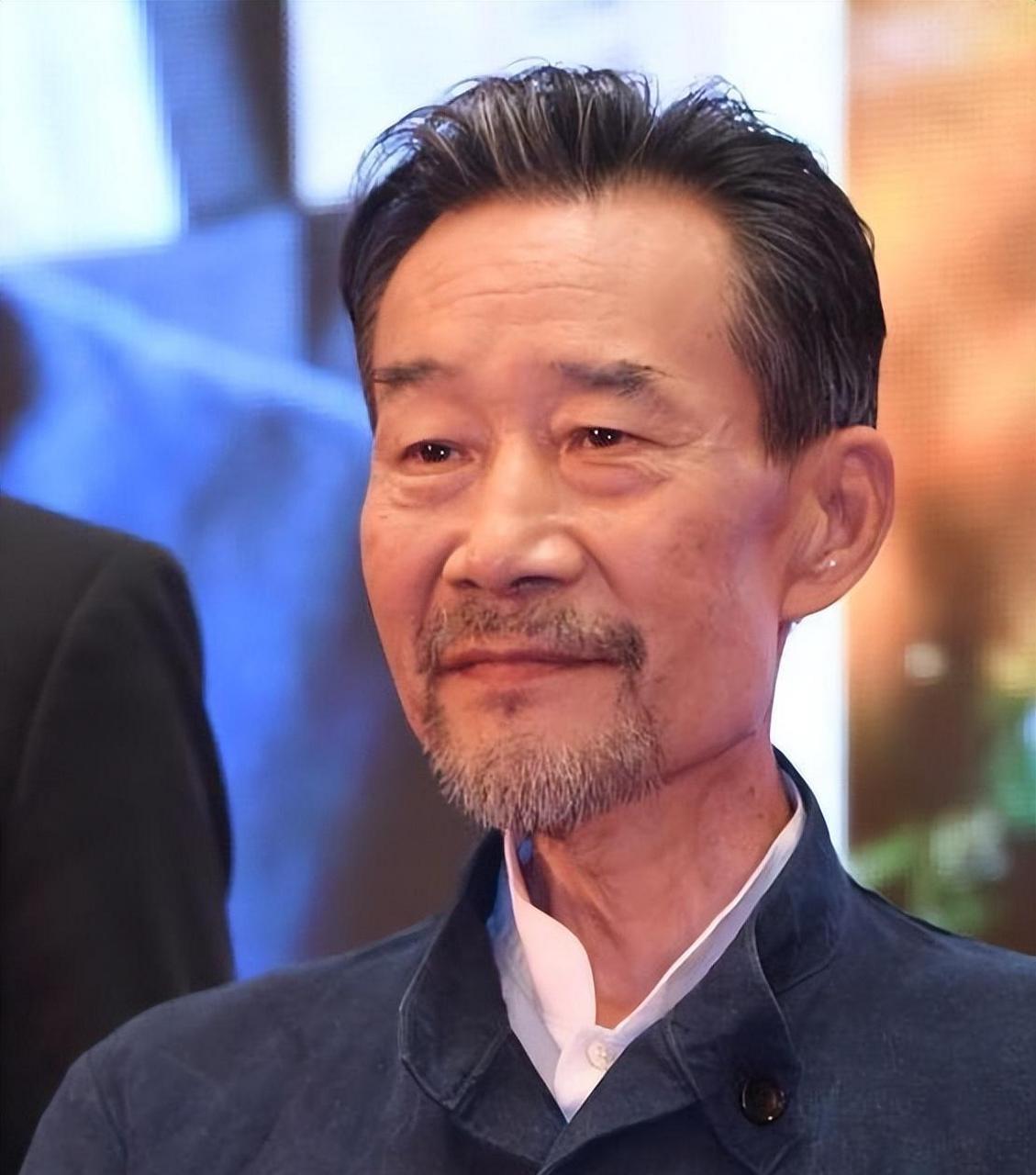 前段时间,有网友通过社交媒体,晒出了老戏骨李雪健参加活动的照片