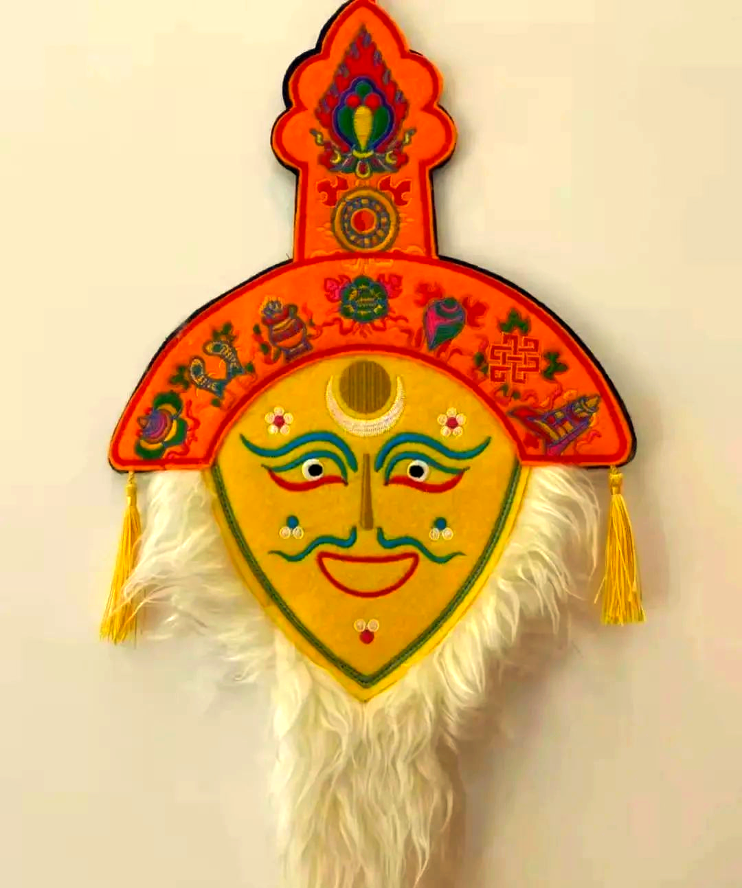 绿色面具则小巧精致,仅巴掌大小,戴在演员额头上或一角时,眼睛和大半