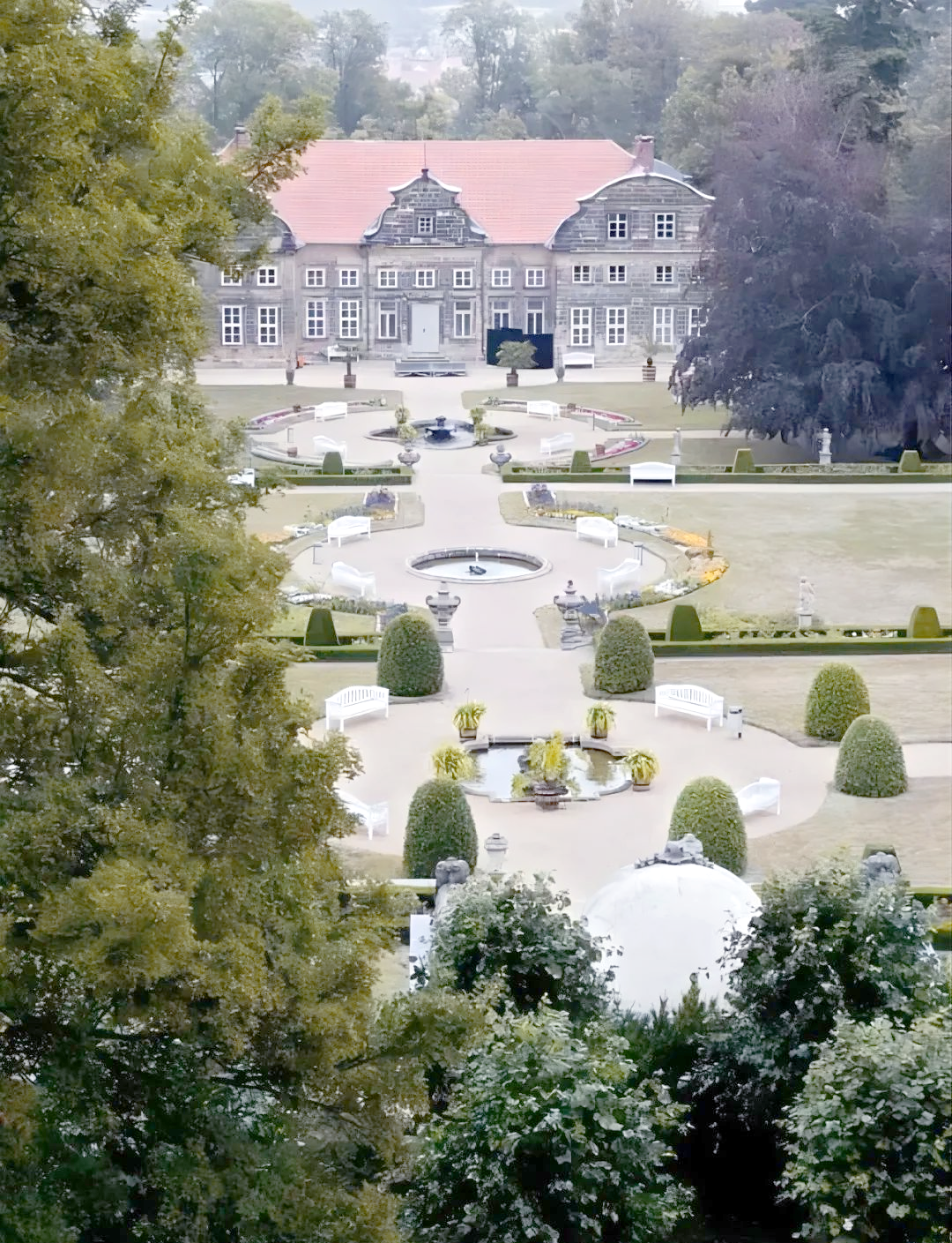 欧洲古典园林深受培根,笛卡尔等经验论和唯理主义者的思想启迪