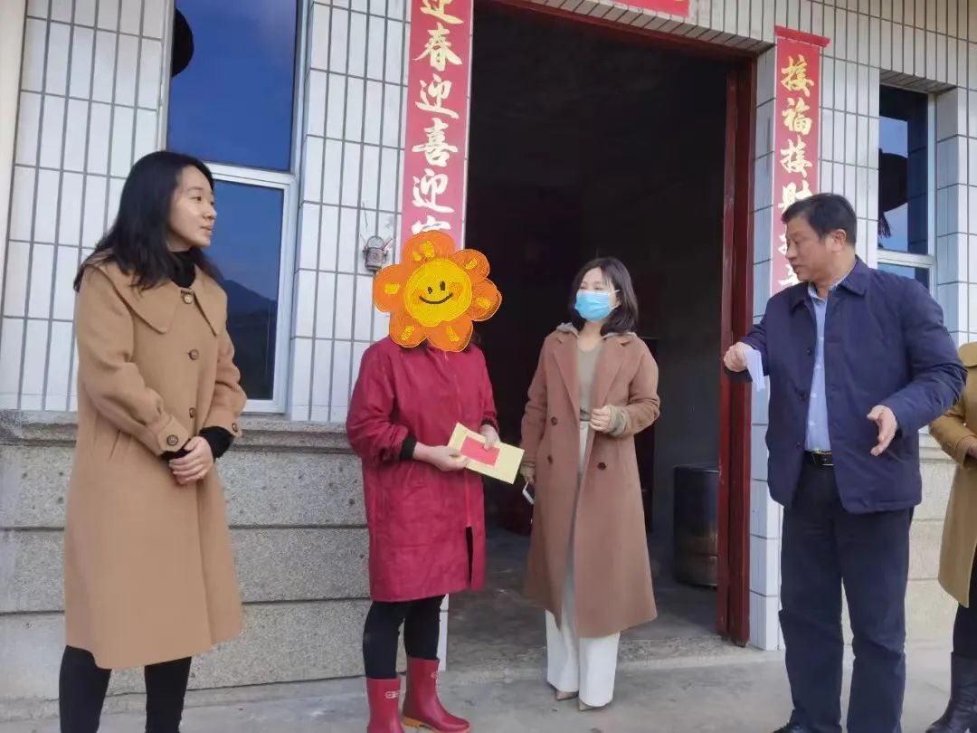 闽清县委副书记林燕青带领妇联干部深入基层一线慰问困难妇女儿童,为