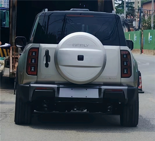 吉利全地形SUV“银河战舰700”实车曝光：大宽体看着就霸气