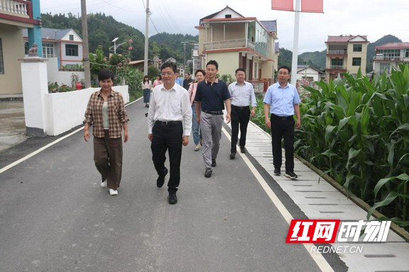 湖南省政协提案委主任袁海平一行来湘西州考察