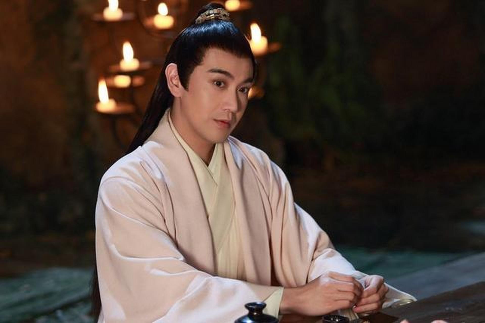 东华帝君在拳脚方面一直赢过少绾,今日少绾挑衅东华,墨渊上神答应打架