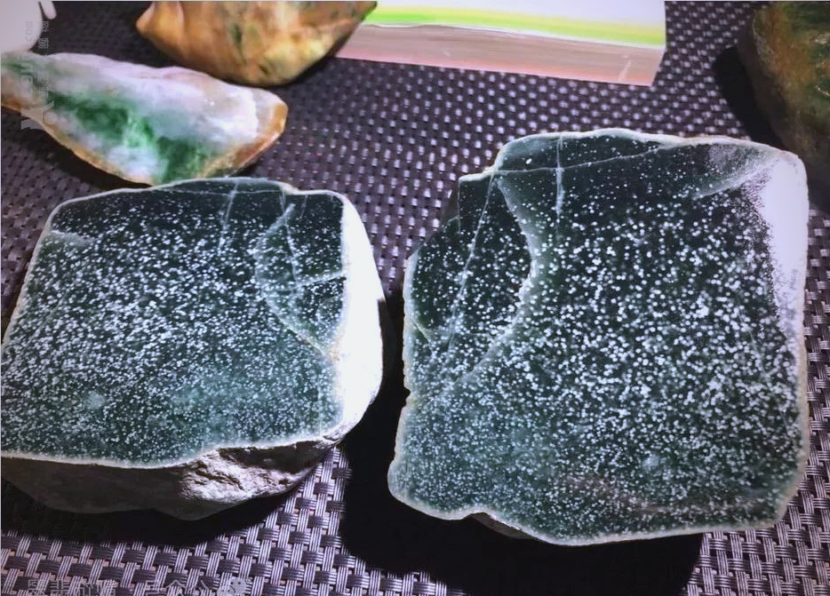 探索不同场口墨翠翡翠原石的特征与鉴别方法