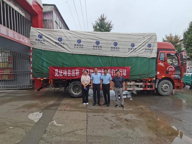 濮阳市油田第五中学向南乐县西邵乡中心校捐赠学生课桌椅