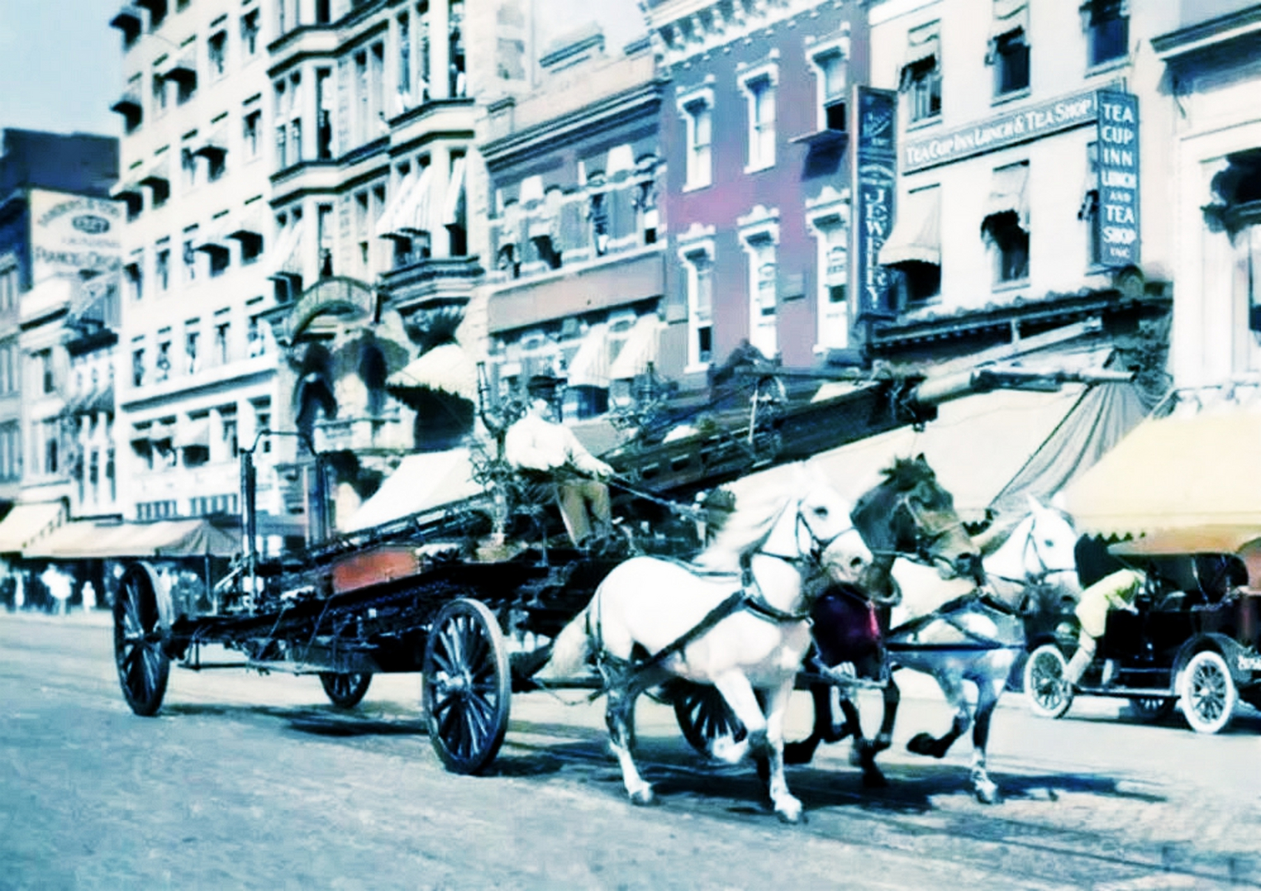 1913年,美国,华盛顿街头,一辆三匹马拉着的消防车在街上疾驰.