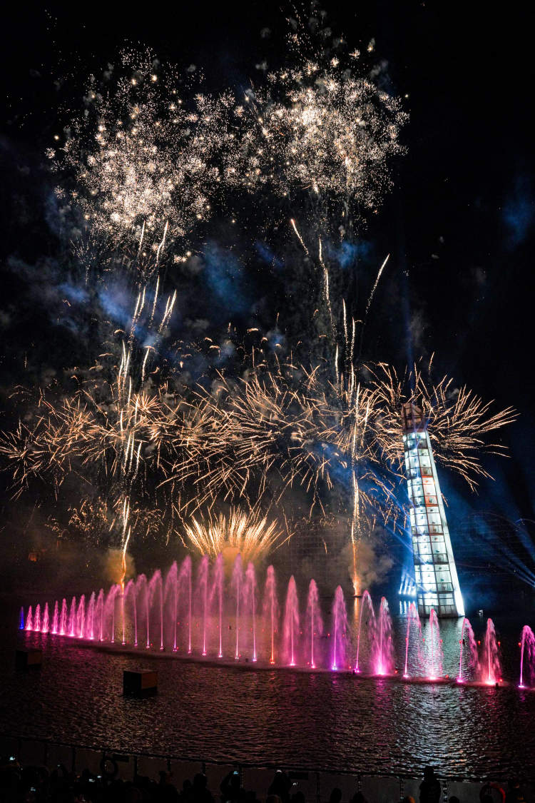 绝美烟花秀,"非遗舞火龙",五福龙灯会……满满年味看不过来