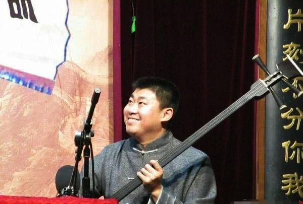 年近花甲的弦师因收张云雷为徒而意外走红 接他班的却不是小辫儿
