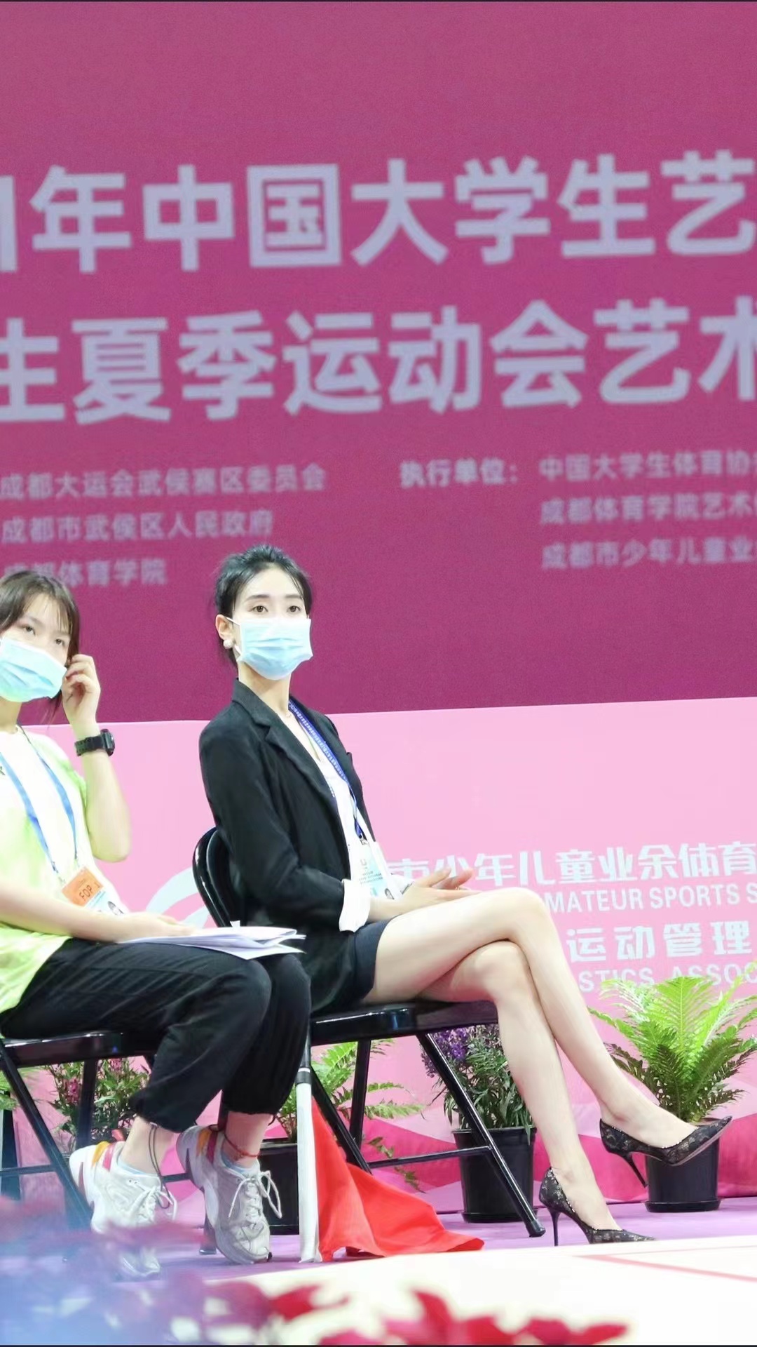 恭喜一字马女神舒思瑶晋升为国家级裁判,见证了"最卷姐妹"情谊