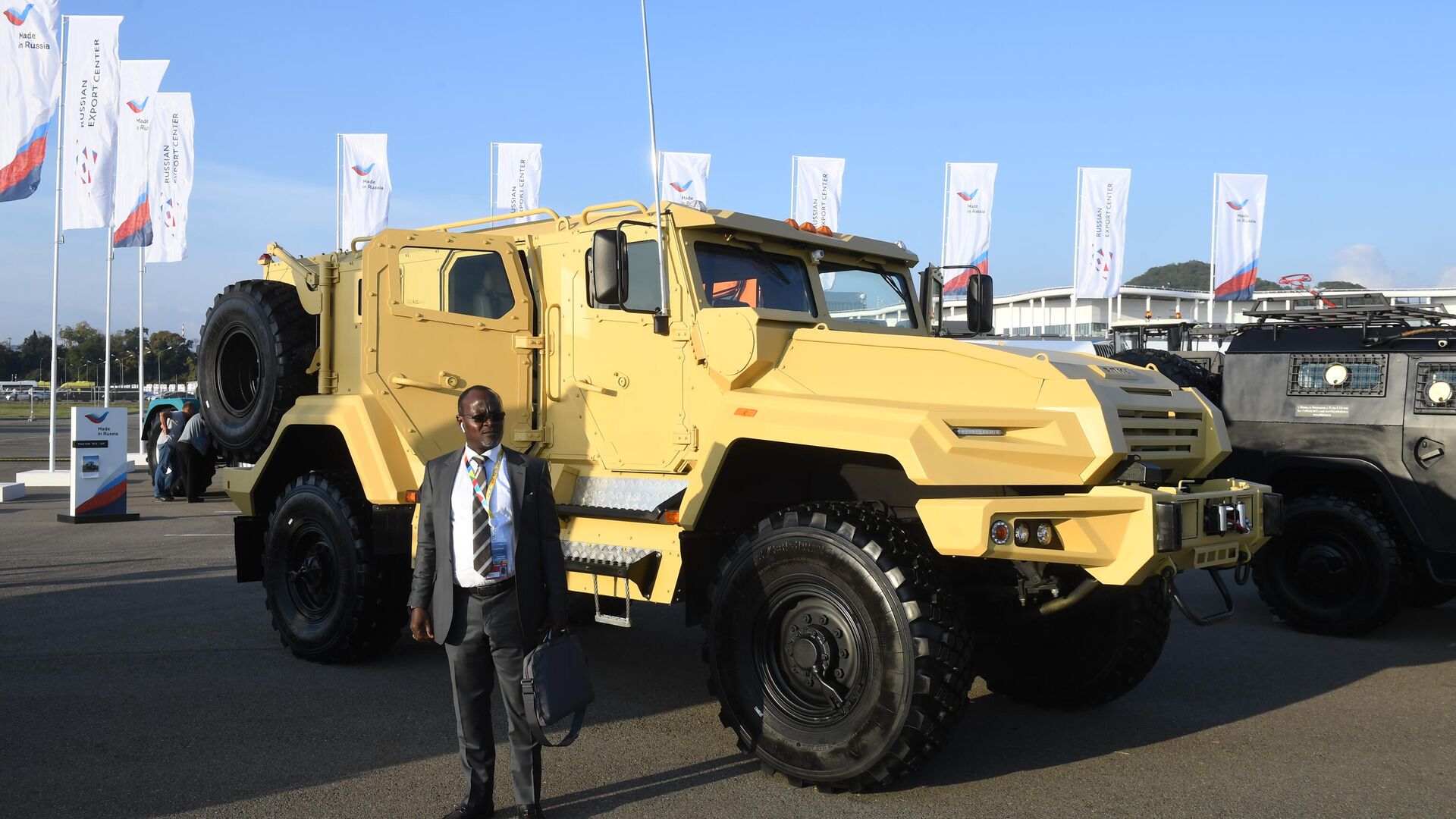 俄新型"vpk-乌拉尔"装甲车使用承重装甲车体,加强防护能力