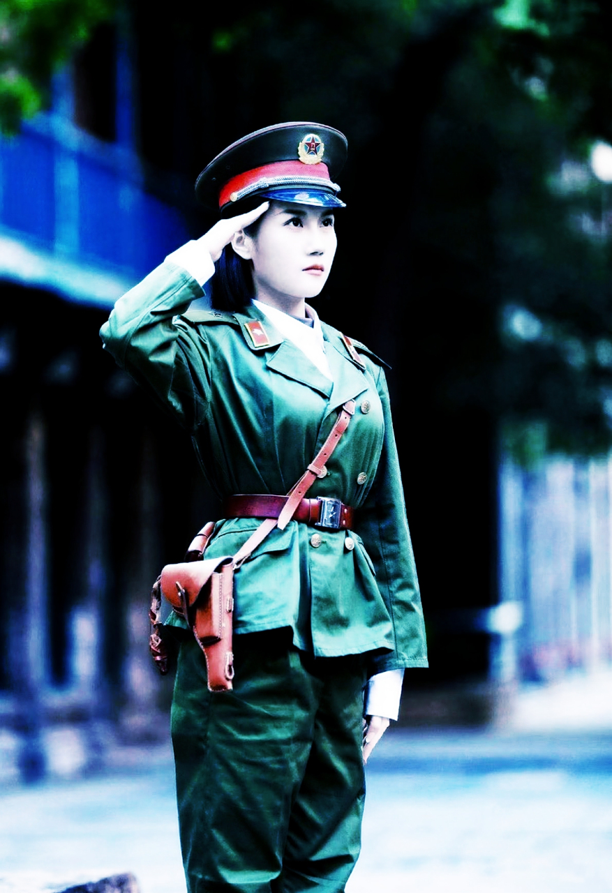 他身着绿色军装,英姿飒爽.