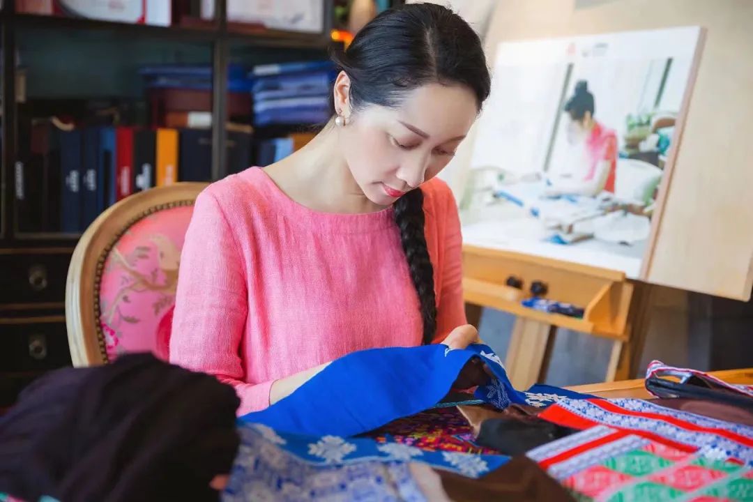 张兰也在思考,怎样将苗绣传承下去,怎样让更多女性有自己的事业.